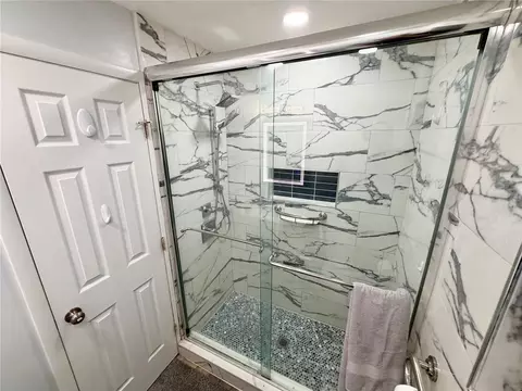 Bath - 1185 S Johnson Ave, Bartow, FL 33830 photo 2 of 4