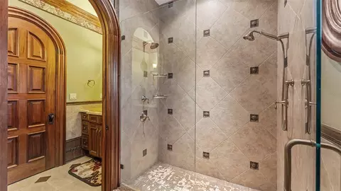Bath - 5503 Downing St, Dover, FL 33527 photo 8 of 10