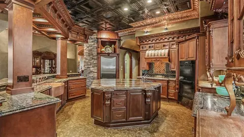 Kitchen - 5503 Downing St, Dover, FL 33527 photo 7 of 10