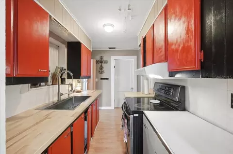 Kitchen - 675 E Bay Ave, Eagle Lake, FL 33839 photo 1 of 3