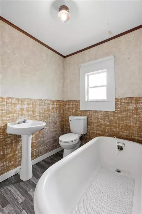 Bath - 675 E Bay Ave, Eagle Lake, FL 33839 photo 4 of 4