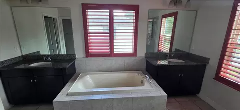 Bath - 10322 Holstein Edge Pl, Riverview, FL 33569 photo 2 of 4