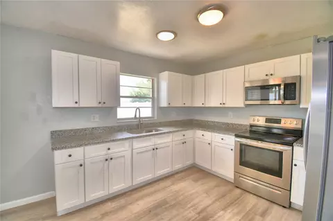 Kitchen - 105 Byron Pl, Winter Haven, FL 33884 photo 3 of 4