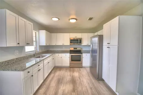 Kitchen - 105 Byron Pl, Winter Haven, FL 33884 photo 2 of 4