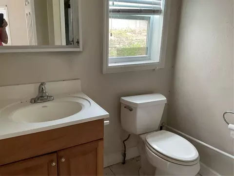 Bath - 2121 Lakeview Dr, Sebring, FL 33870 photo 2 of 2