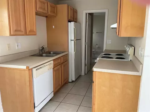 Kitchen - 2121 Lakeview Dr, Sebring, FL 33870 photo 1 of 1