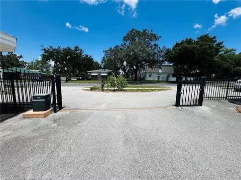 Exterior - 2121 Lakeview Dr, Sebring, FL 33870 photo 2 of 4