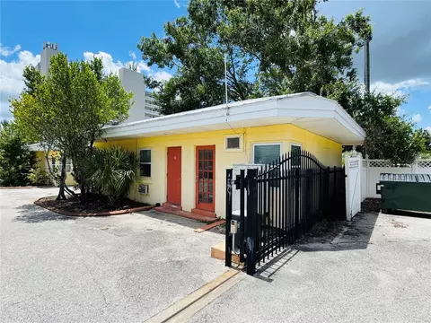 Exterior - 2121 Lakeview Dr, Sebring, FL 33870 photo 2 of 10