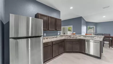 Kitchen - 2048 Winding River Cv, Bartow, FL 33830 photo 2 of 5
