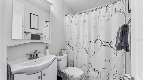 Bath - 680 Sunset Dr, Bartow, FL 33830 photo 4 of 5