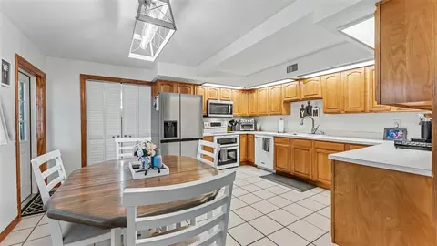 Kitchen - 680 Sunset Dr, Bartow, FL 33830 photo 4 of 5