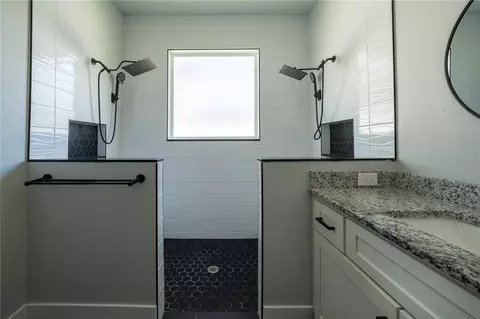 Bath - 923 Florida Ave, Dundee, FL 33838 photo 2 of 3