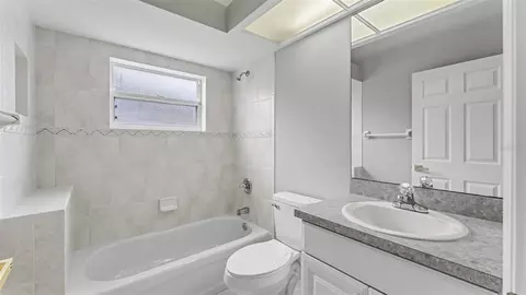 Bath - 274 Ruby Lake Ln, Winter Haven, FL 33884 photo 6 of 9