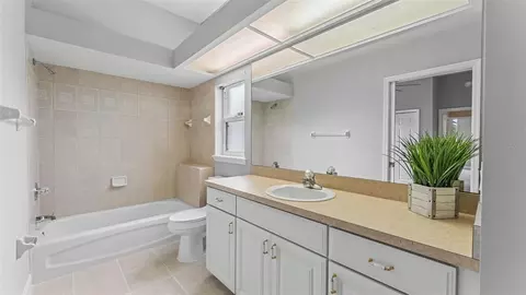 Bath - 274 Ruby Lake Ln, Winter Haven, FL 33884 photo 9 of 9