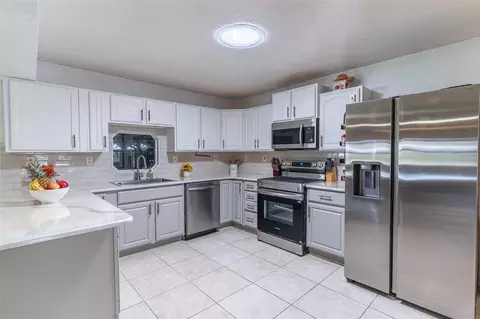 Kitchen - 1290 E Gilbert St, Bartow, FL 33830 photo 1 of 3