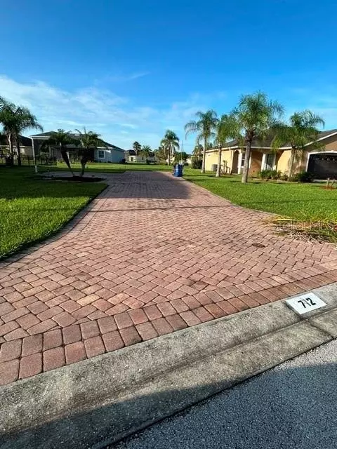 712 Teaberry Trl, Polk City, FL 33868