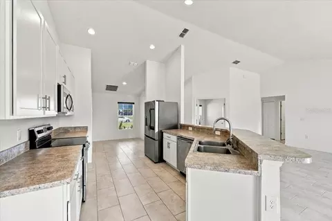 Kitchen - 912 Lochland Loop, Bartow, FL 33830 photo 3 of 3