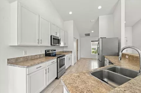 Kitchen - 912 Lochland Loop, Bartow, FL 33830 photo 2 of 3