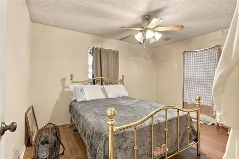 Bedroom - 2647 Mcintosh Rd, Dover, FL 33527 photo 3 of 4