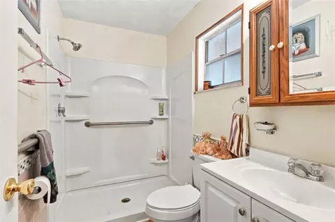 Bath - 2647 Mcintosh Rd, Dover, FL 33527 photo 2 of 2