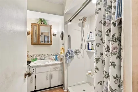 Bath - 2647 Mcintosh Rd, Dover, FL 33527 photo 1 of 2