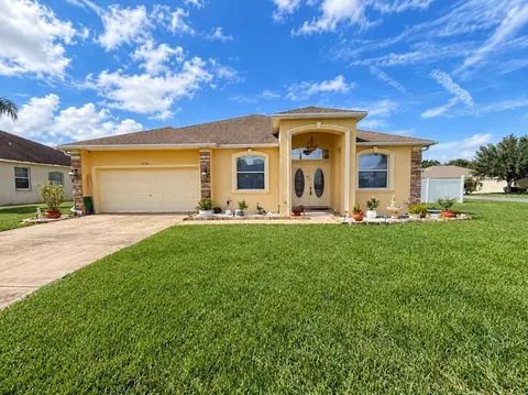 8166 Woodvine Cir, Lakeland, FL 33810