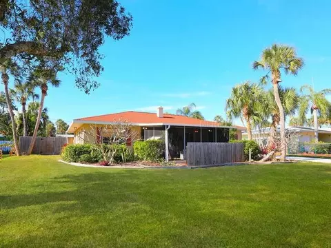 208 83rd St, Holmes Beach, FL 34217 photo 1