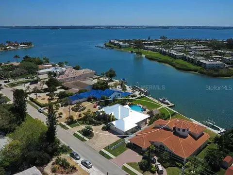 531 Key Royale Dr, Holmes Beach, FL 34217 photo 1