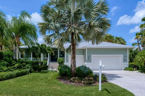 725 Eagle Point Dr, Venice, FL 34285 photo 1