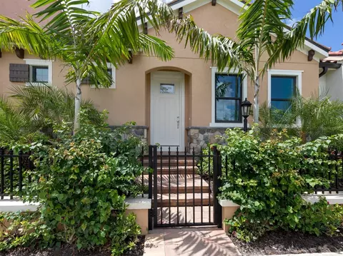 910 E Venice Ave, Venice, FL 34285
