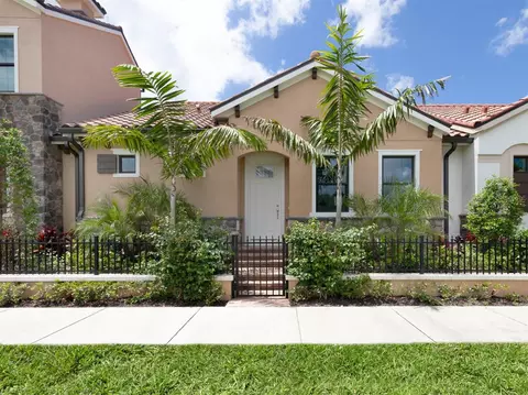 Exterior - 930 E Venice Ave, Venice, FL 34285 photo 2 of 2