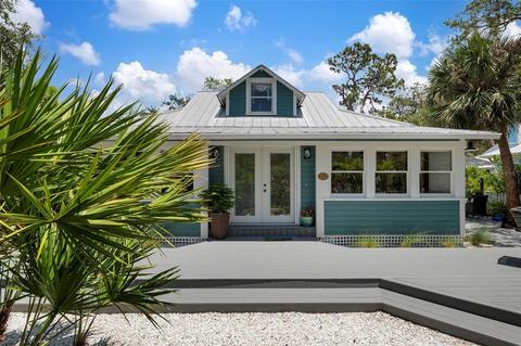 720 Eagle Point Dr, Venice, FL 34285 photo 1