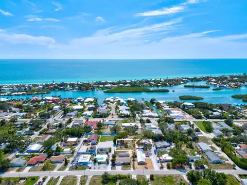 605 Shore Rd, Nokomis, FL 34275