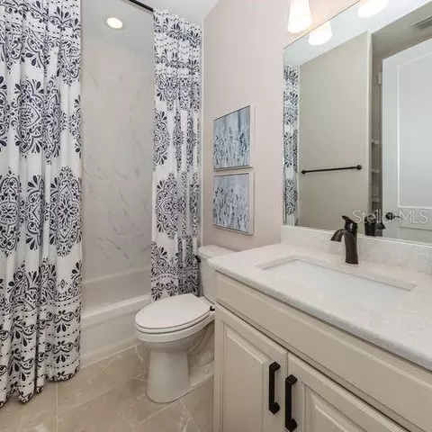 Bath - 934 E Venice Ave, Venice, FL 34285 photo 2 of 2