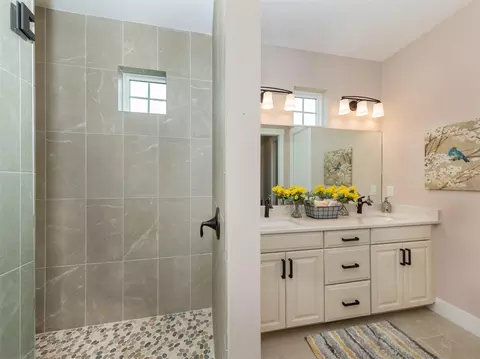Bath - 934 E Venice Ave, Venice, FL 34285 photo 1 of 2
