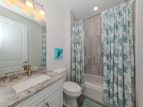 Bath - 922 E Venice Ave, Venice, FL 34285 photo 3 of 3