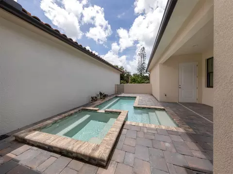 Exterior - 922 E Venice Ave, Venice, FL 34285 photo 2 of 3