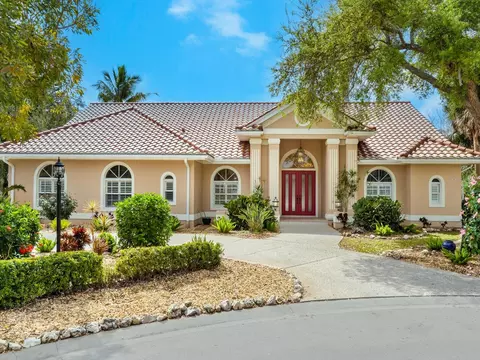 2 Saint Martin Cir, Englewood, FL 34223