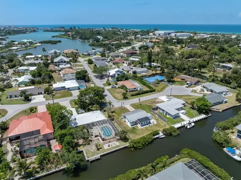 700 Quail Ct, Nokomis, FL 34275