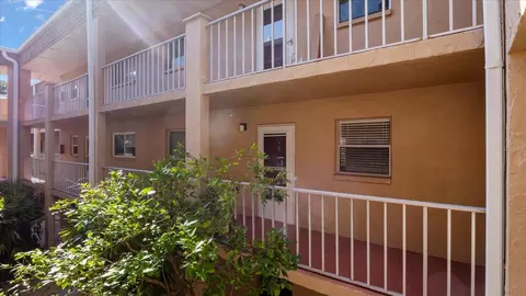 1540 Glen Oaks Dr E #B227, Sarasota, FL 34232