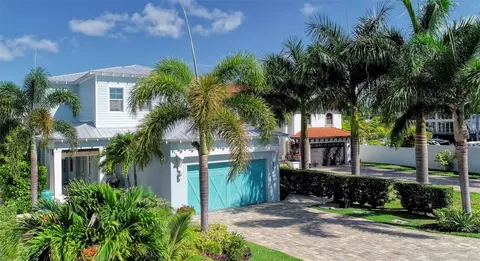 7742 Holiday Dr, Sarasota, FL 34231