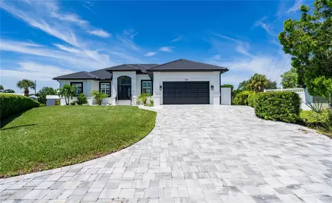 729 Lesia Dr, Nokomis, FL 34275