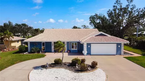 2 Windsor Dr, Englewood, FL 34223