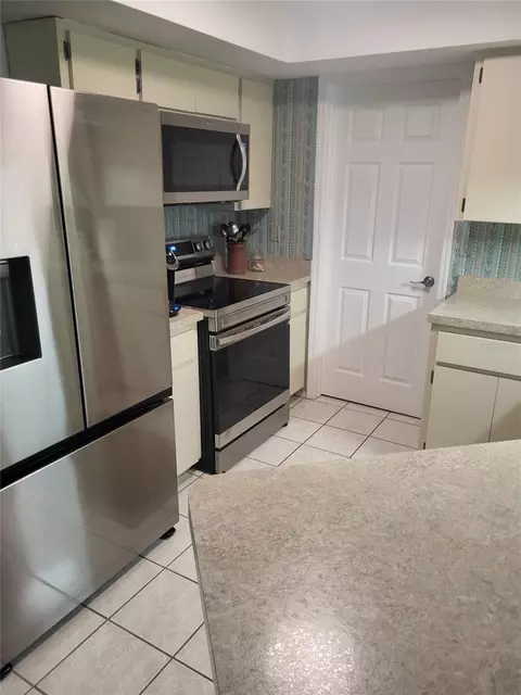 Kitchen - 482 Pendleton Pl, Venice, FL 34292 photo 2 of 8