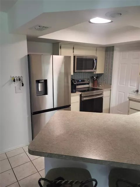 Kitchen - 482 Pendleton Pl, Venice, FL 34292 photo 3 of 8