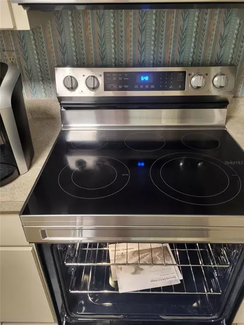 Kitchen - 482 Pendleton Pl, Venice, FL 34292 photo 7 of 8