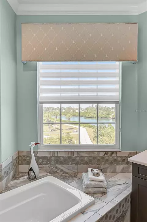 Bath - 205 E Venice Ave, Venice, FL 34285 photo 4 of 13