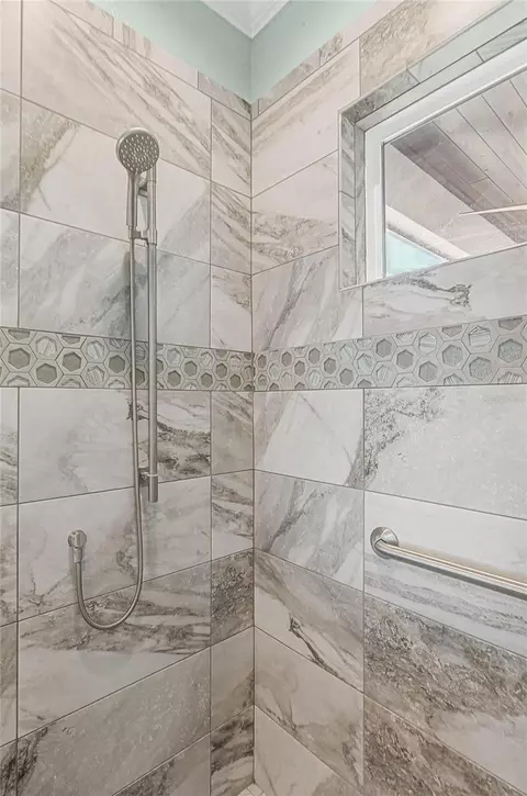 Bath - 205 E Venice Ave, Venice, FL 34285 photo 9 of 13