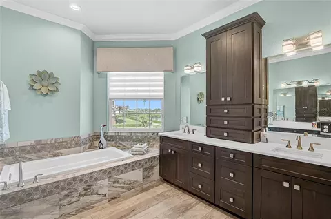 Bath - 205 E Venice Ave, Venice, FL 34285 photo 5 of 13