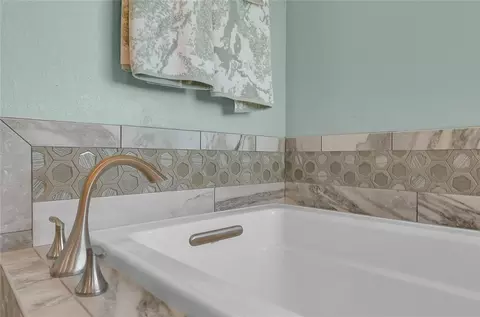 Bath - 205 E Venice Ave, Venice, FL 34285 photo 7 of 13